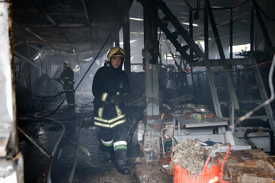 «Кто-то покурил»: на ул. Дзержинского выгорело 200 квадратных метров складов