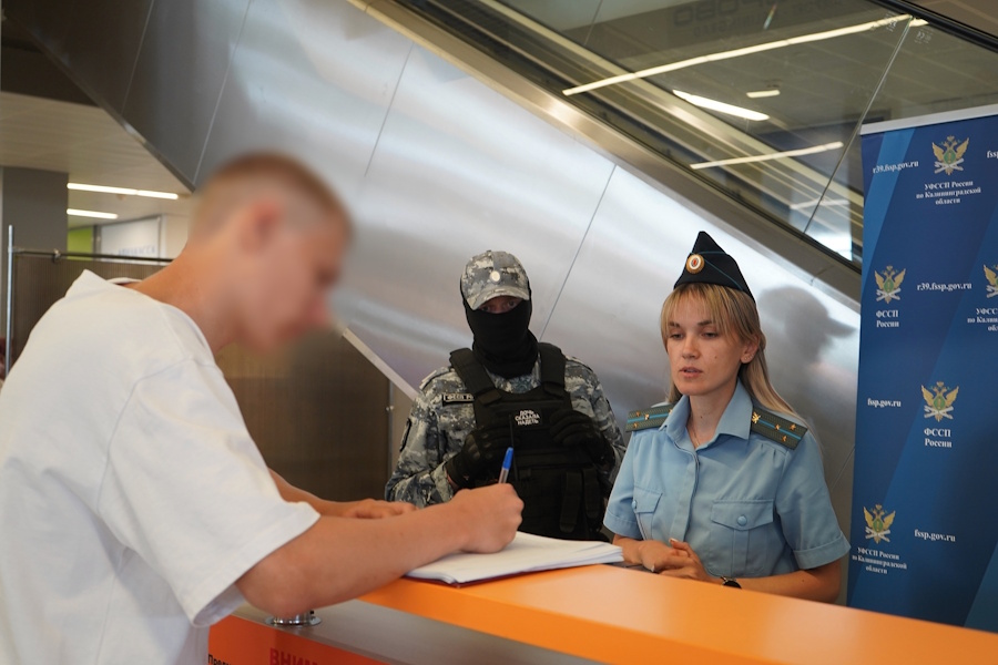 В «Храброво» приставы начали проверять долги у авиапассажиров (фото)
