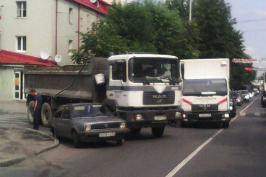 Из-за ДТП с участием грузовика образовались пробки на Дзержинского и Черниговской (фото)