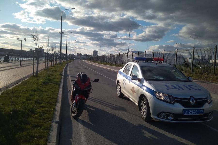 В Калининграде пьяный мотоциклист без прав врезался в бордюр и попал в больницу