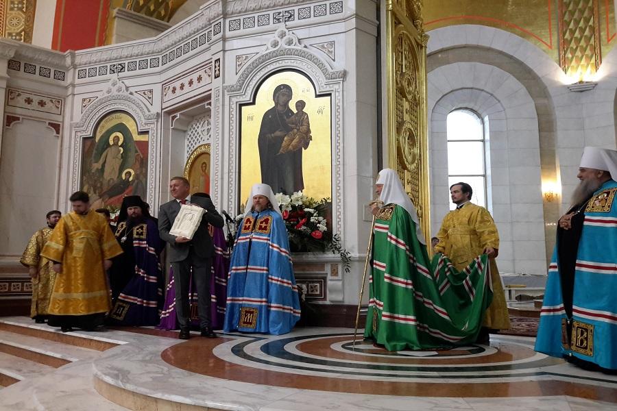 Патриарх подарил на день рождения мэру Калининграда икону из костей мамонта (фото)