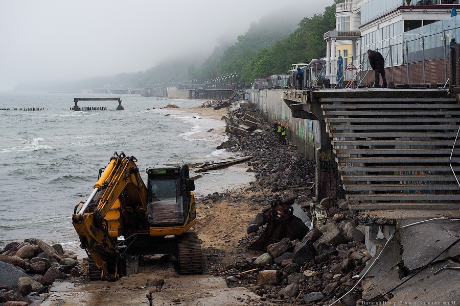 Обломки прошлого: как в Светлогорске разбирают старый променад (фото)