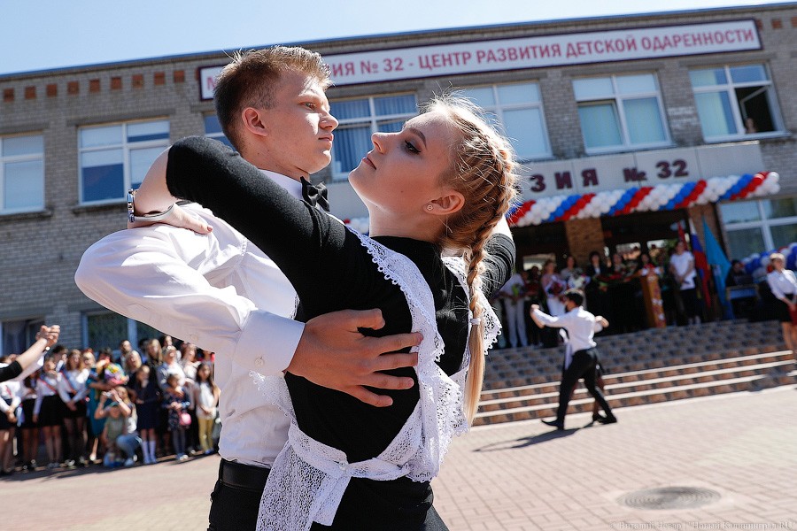 Майский вальс и слёзы: в школах Калининграда прозвенел последний звонок (фото)