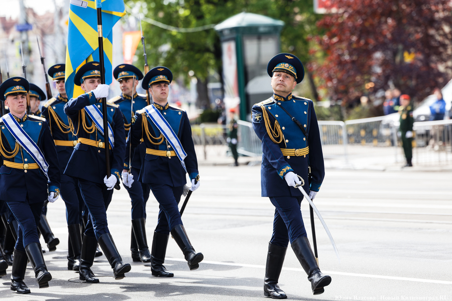 Под Знаменем Победы: в центре Калининграда прошел военный парад (фото)