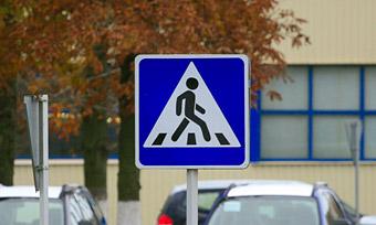 В Калининграде на пешехода упал дорожный знак