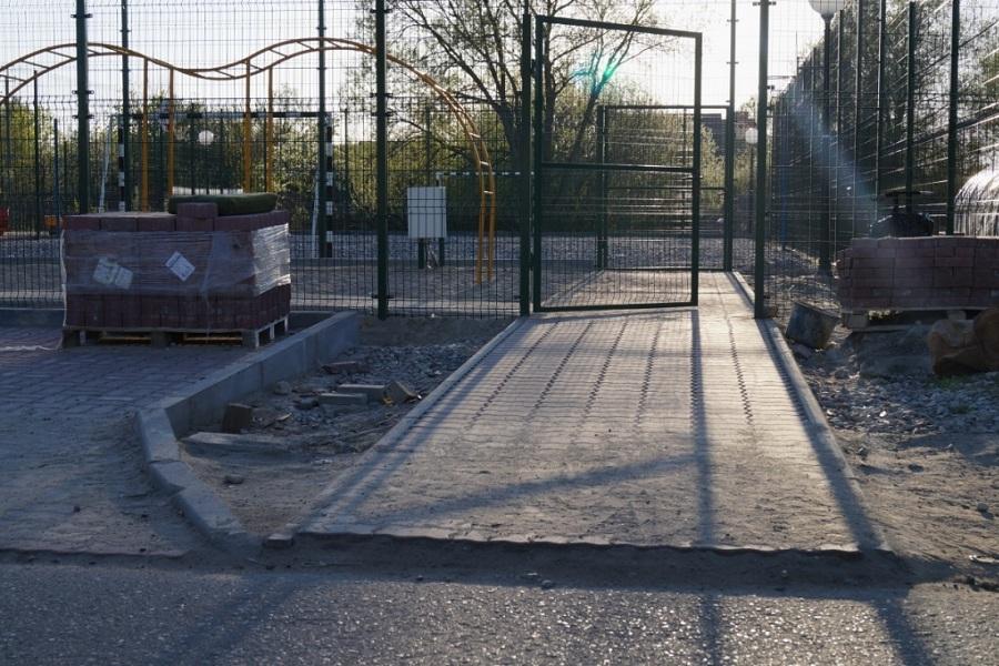 Горвласти решили достроить детскую площадку, которую приняли полгода назад (фото)