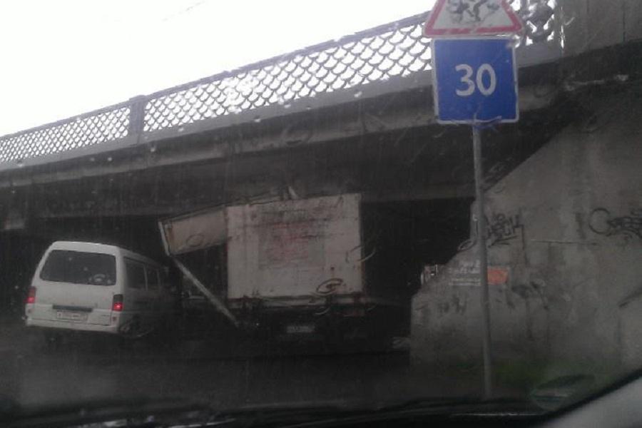 В Калининграде под первой эстакадой «застрял» грузовик (фото)