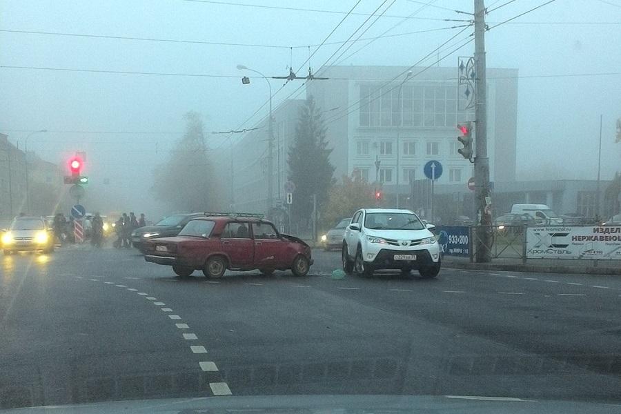 На Советском проспекте столкнулись легковые автомобили, образовалась пробка (фото)