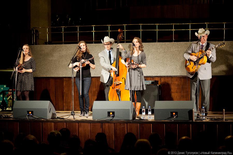 «Всем сестрам по серьгам»: фоторепортаж с концерта The Quebe Sisters Band