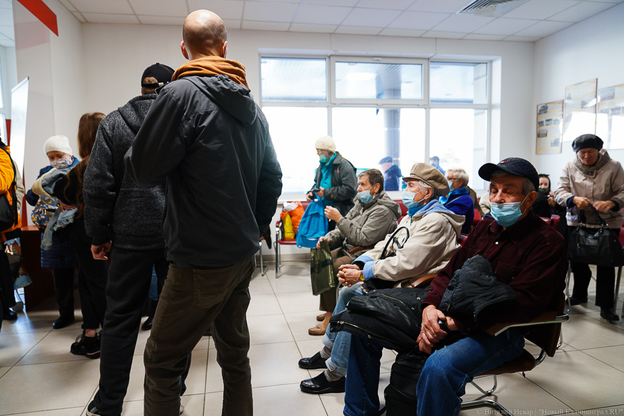 Вне зоны ковид-фри: что происходит в МФЦ на площади Победы после новых ограничений