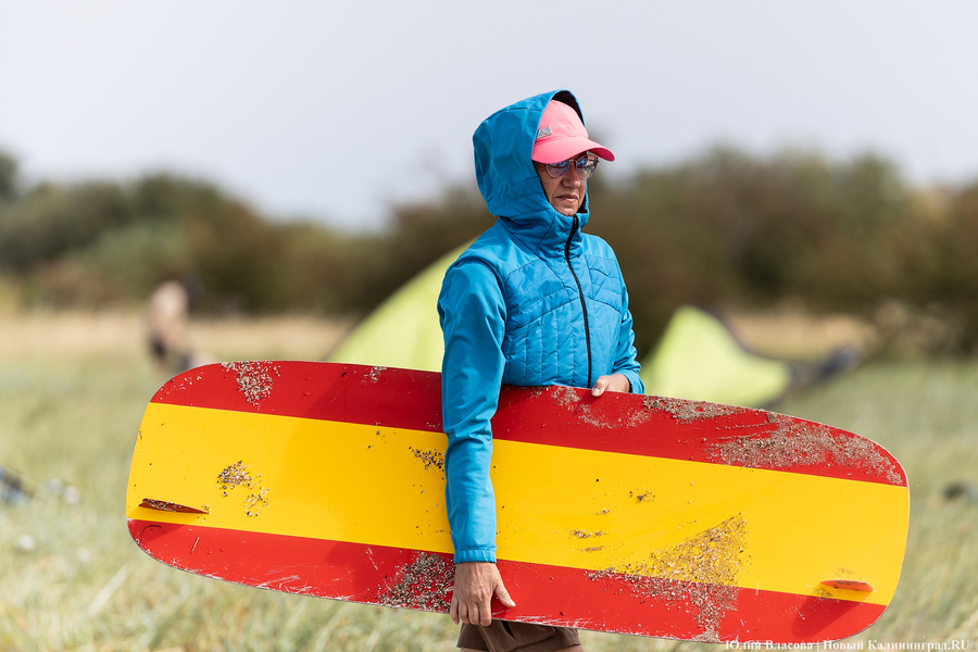 По воде против ветра: на Куршском заливе соревновались под кайтом и с крылом (фото)