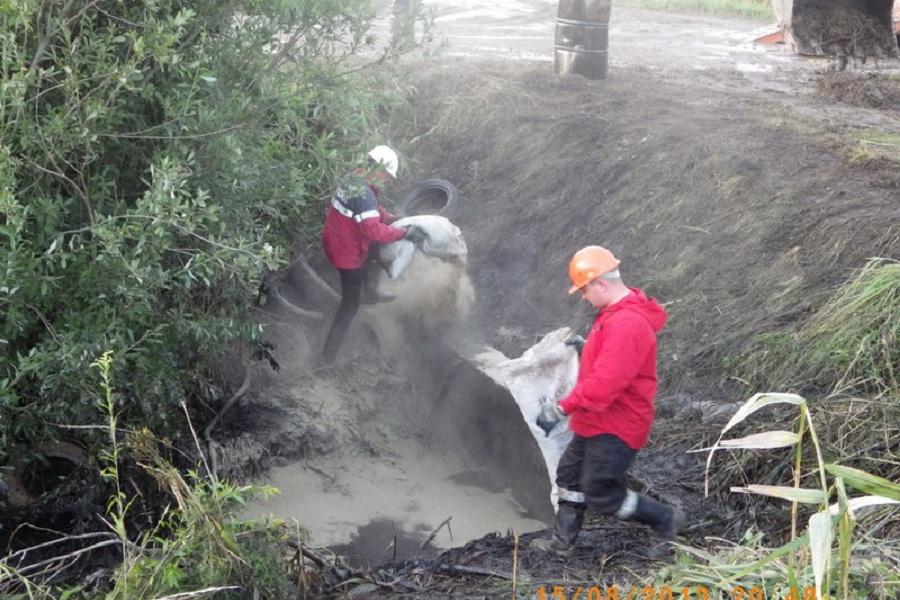 В Гурьевском районе прорвало нефтепровод, загрязнено около 1 га земель (фото)