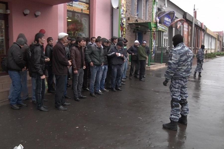После рейда полиции на Центральном рынке домой отправляются 22 мигранта (фото)