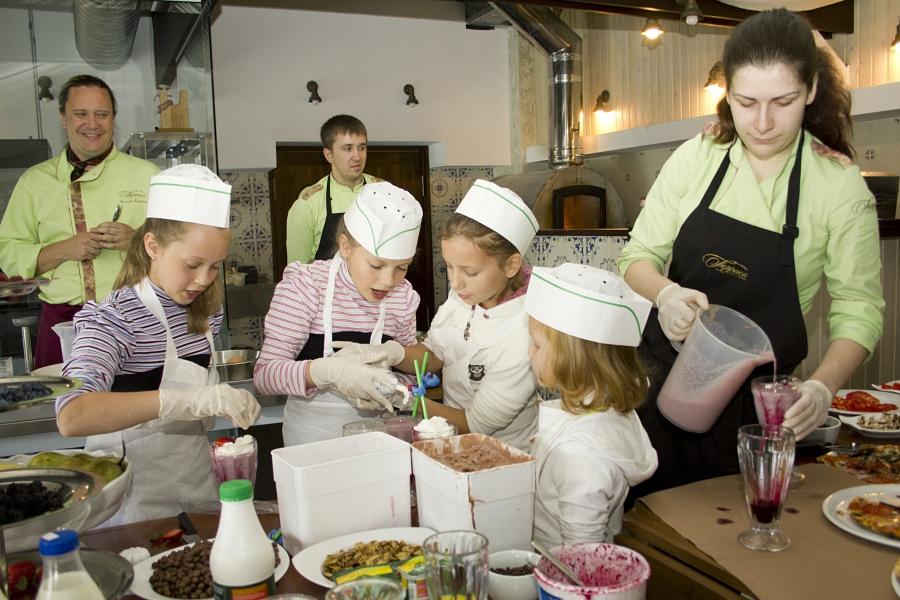 «Лисичкин хлеб и заячья капуста»: Кеннет Линдберг дал кулинарный урок детям и родителям