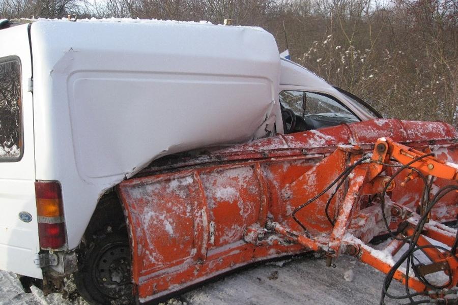 В Славском районе «Форд» врезался в снегоуборочный «КАМАЗ» на встречной (фото)
