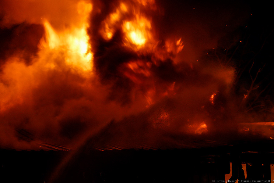 В Черняховске огонь с загоревшегося сарая перекинулся на автомобиль