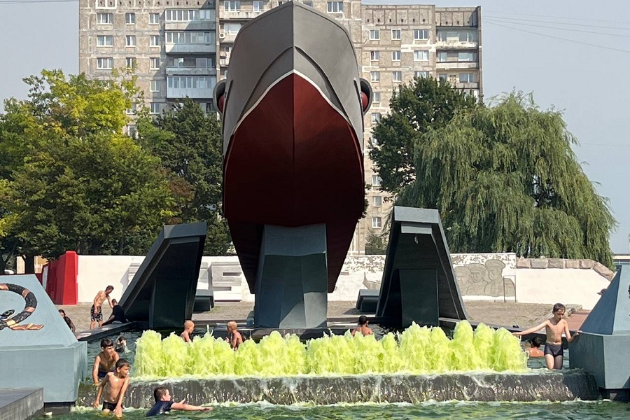 Дятлова обратилась к родителям купающихся в фонтане у «Катера» детей