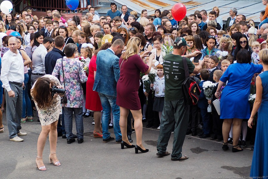 Банты, цветы, печальные дети: 1 сентября в Калининграде (фото)