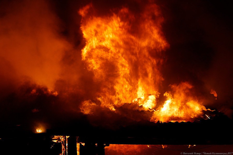 В Васильково сгорела баня, огонь перекинулся на дом
