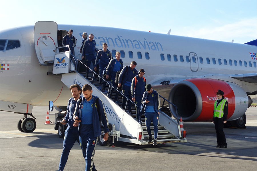 В Калининград прилетела сборная Швеции по футболу (фото)