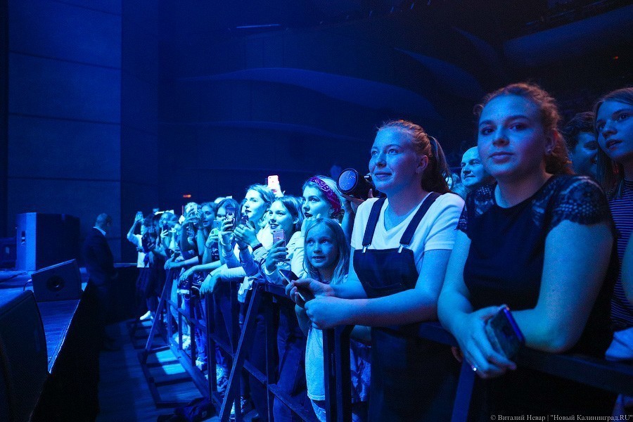 Пошумим за Тарковского: как прошёл концерт Монеточки за 100 рублей