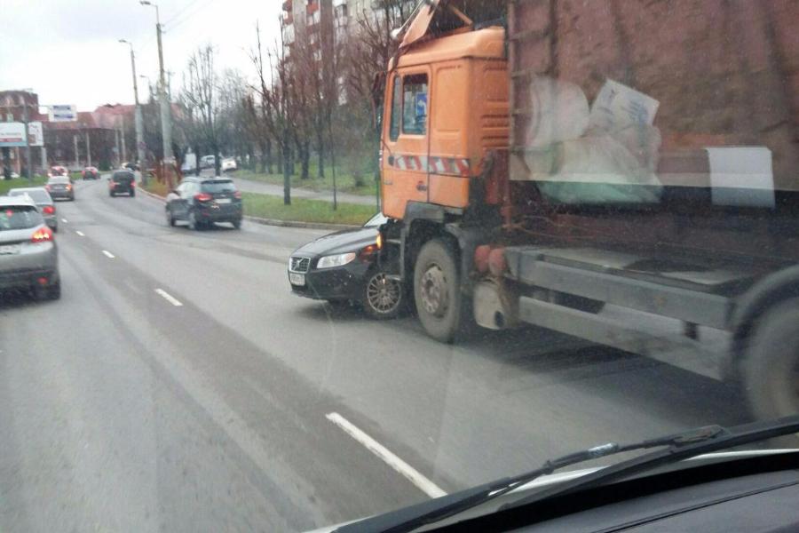 На Московском проспекте столкнулись «Вольво» и грузовик, собирается пробка (фото)