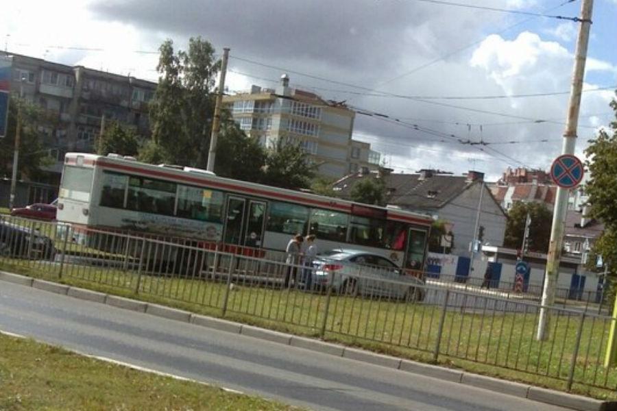 В Калининграде столкнулись автобус и иномарка (фото)