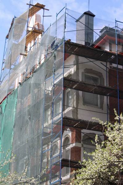 При капремонте домов на ул. Зоологической восстанавливают исторические заборы (фото)