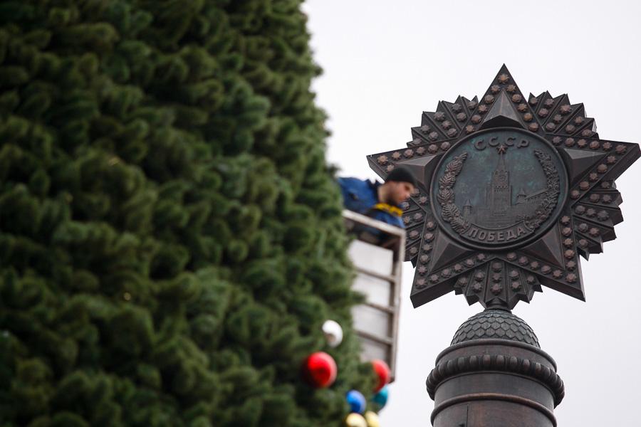 От каркаса до игрушки: в Калининграде собрали главную городскую елку