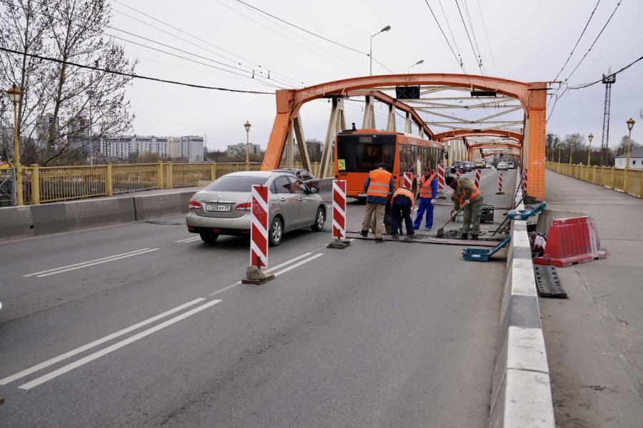 «Надоело „хыдыщкаться“ по стыкам»: на Киевской начался ремонт «оранжевого» моста (фото)