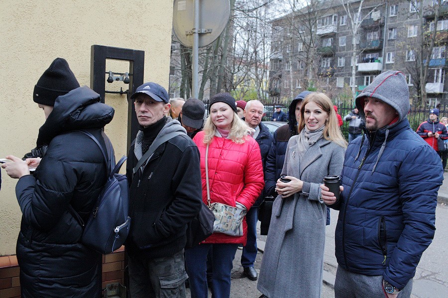 Чемпионат по очередям: что происходит перед наркодиспансером на Барнаульской