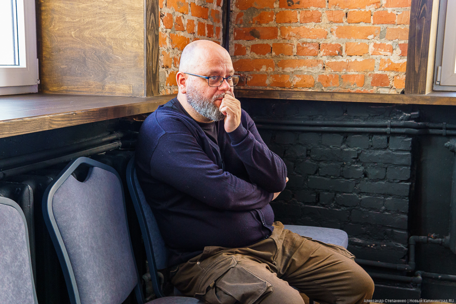 «Ошибка выжившего в общежитии»: в Калининграде прошла премьера форум-спектакля