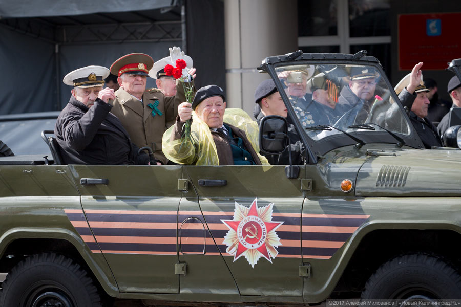 «Гвоздики», «Град» и снег: в Калининграде прошел Парад Победы