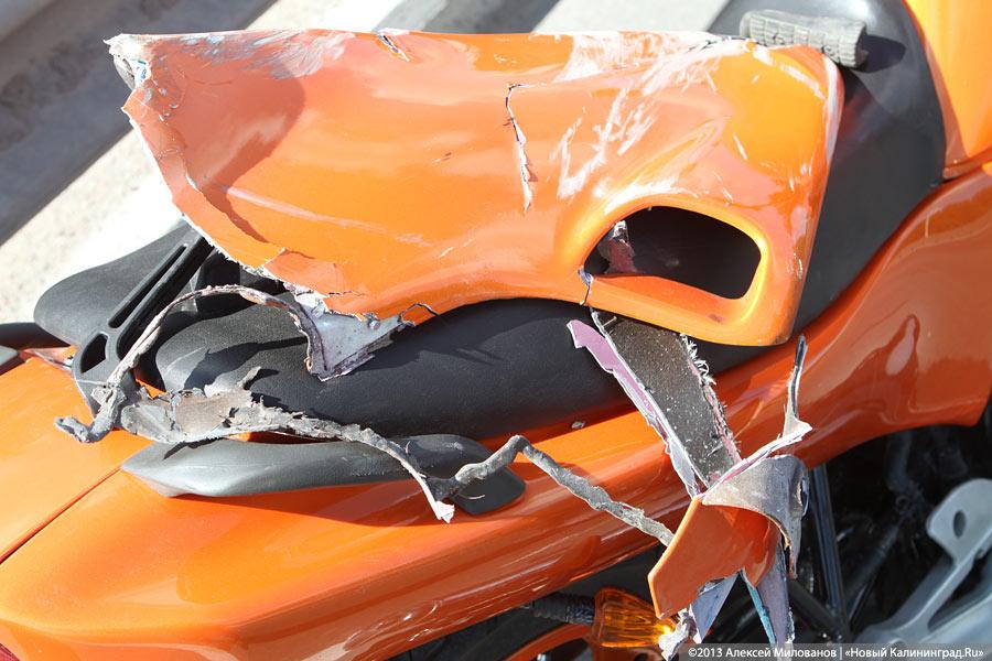 На второй эстакаде разбился мотоциклист, мотоцикл проехал ещё 300 метров (фото)