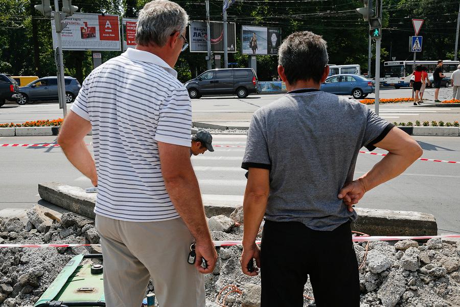 На площади Победы по поручению Ярошука выкапывают бордюры (фото)