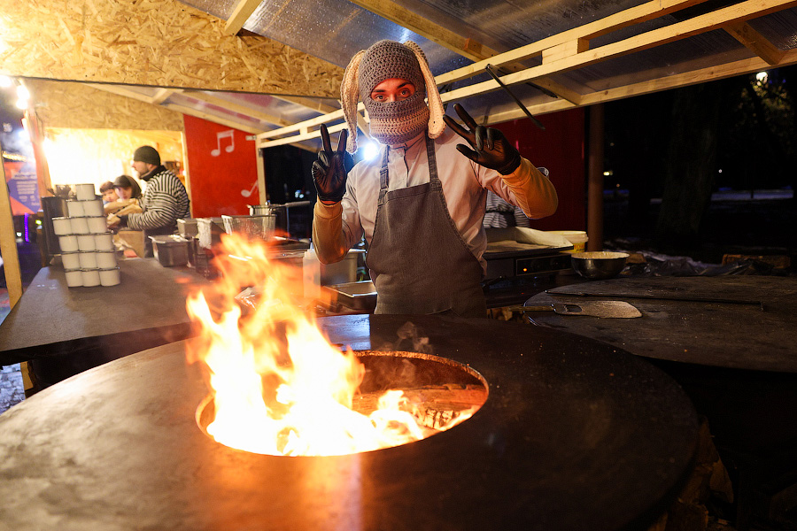 Гастрономическая шаурма и другие: на острове Канта открылась новогодняя ярмарка (фото)