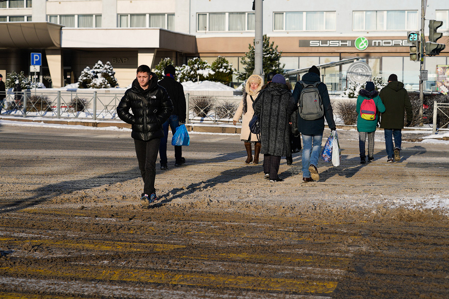 «Насладиться» зимой: во что превратились дороги в Калининграде после снегопада (фото)