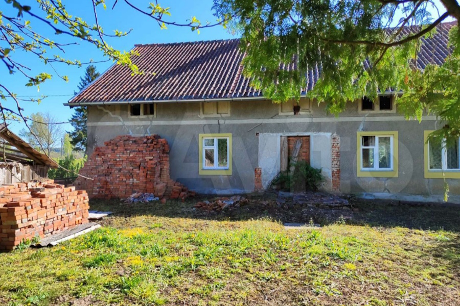 Хутор в Правдинском районе с домом довоенной постройки за 12 000 000 рублей, иллюстрации — скриншоты с сайта avito.ru