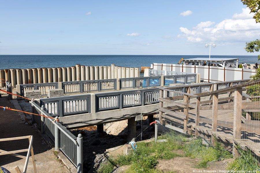 С видом на море и стройку: как выглядит пляж в Светлогорске этим летом