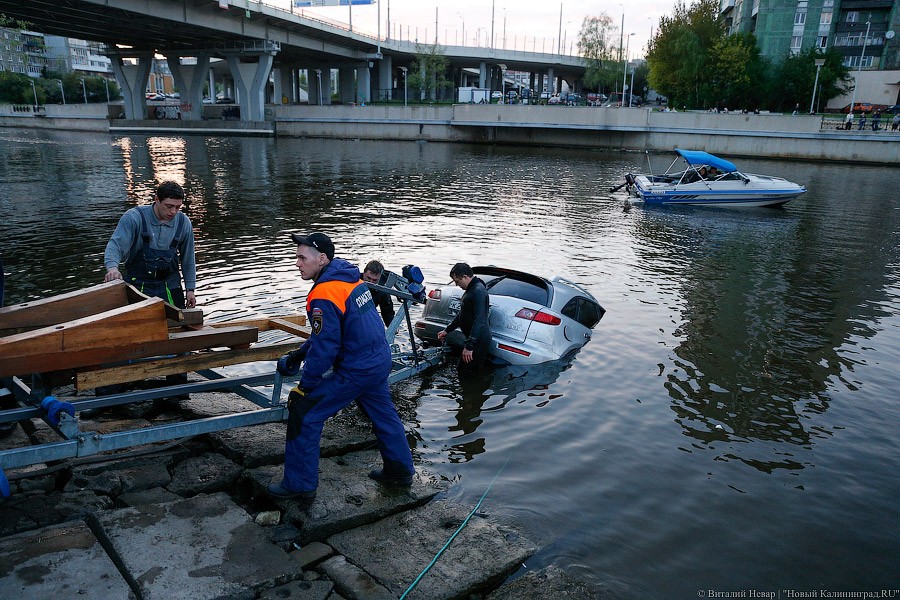 Перепутал педали: как доставали утонувшую «Инфинити»
