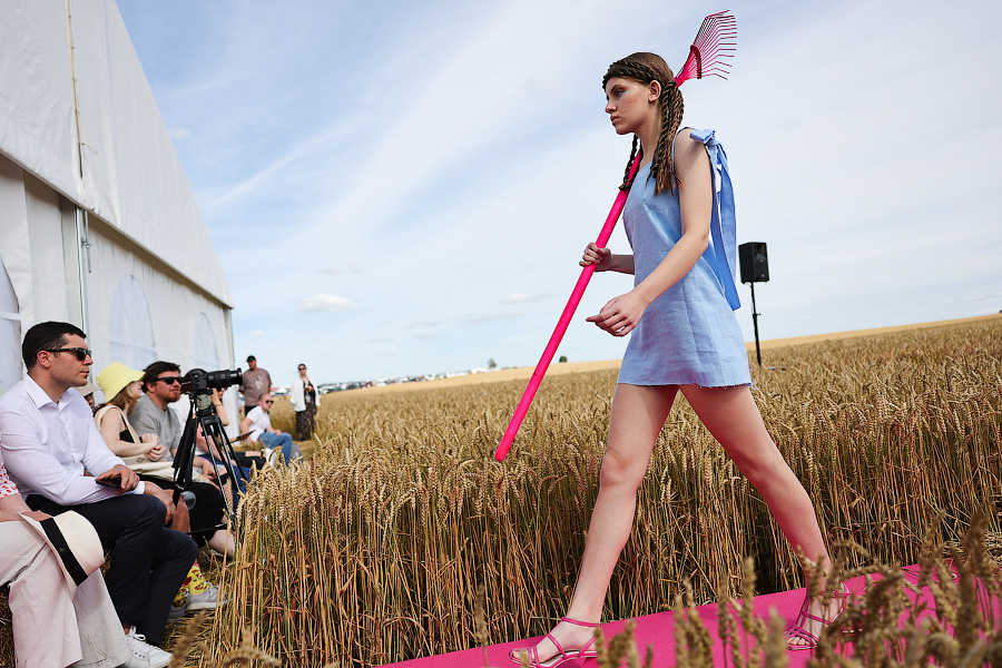 Один в поле — дизайнер: на Дне поля прошёл модный показ в колосьях (фото)