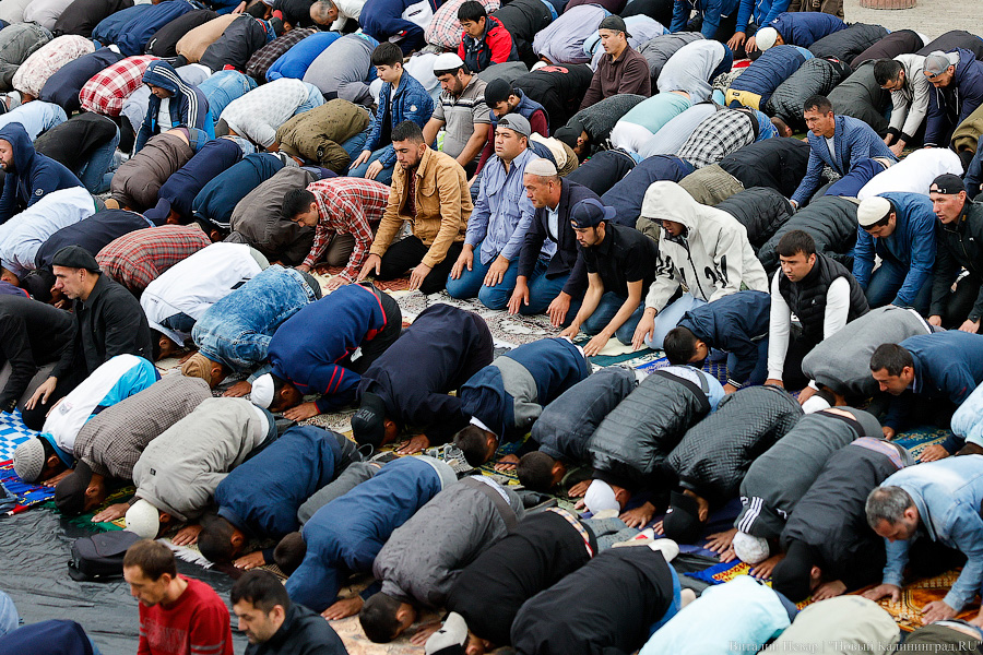 21 апреля праздник мусульман. Марнеули Курбан байрам. Мусульманин молится. Мусульманский праздник Курбан байрам. Исламский «праздник жертвоприношения», Курбан-байрам..