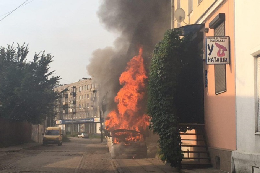 В центре Советска в день выборов сгорел автомобиль (видео)