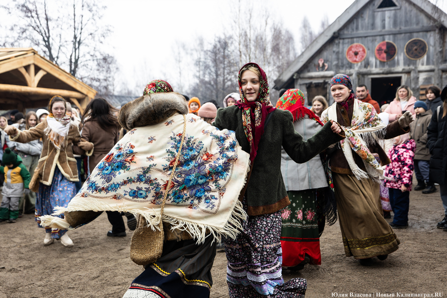 Блины, пляски и огонь: как отпраздновали Масленицу в поселении викингов «Кауп»