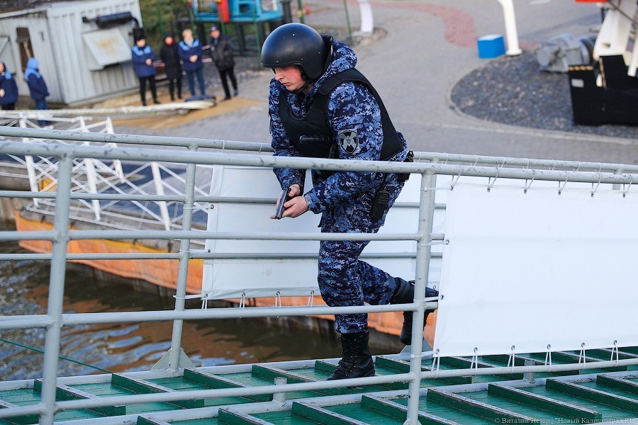 Дым в кают-компании и человек за бортом: на судне-музее имитировали пожар (фото)