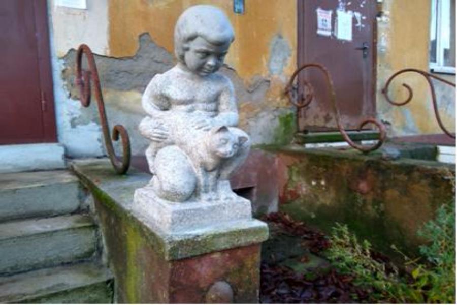 В Калининграде отреставрирована скульптура «Ребенок с кошкой» (фото)