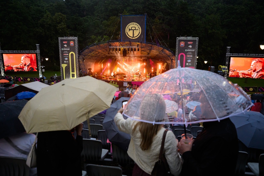 Дождь, зонты и музыка: как прошёл завершающий день «Калининград Сити Джаза»