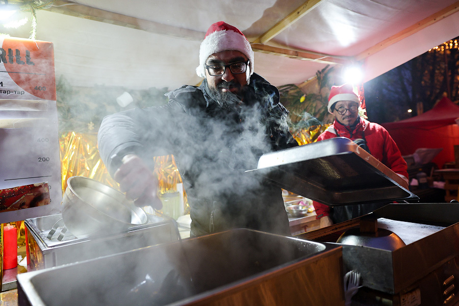 Гастрономическая шаурма и другие: на острове Канта открылась новогодняя ярмарка (фото)