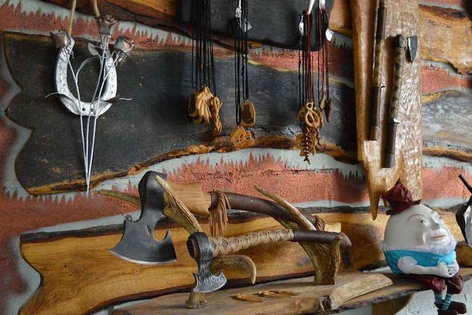 В Гвардейске открыли арт-пространство со скульптурами из автомобильных запчастей (фото)