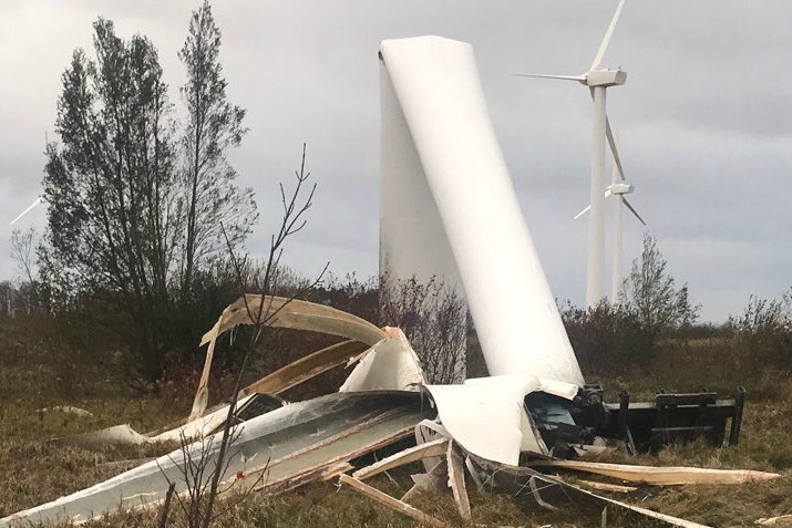 Власти Зеленоградска: в лопасти упавшего ветряка занесло посторонний предмет